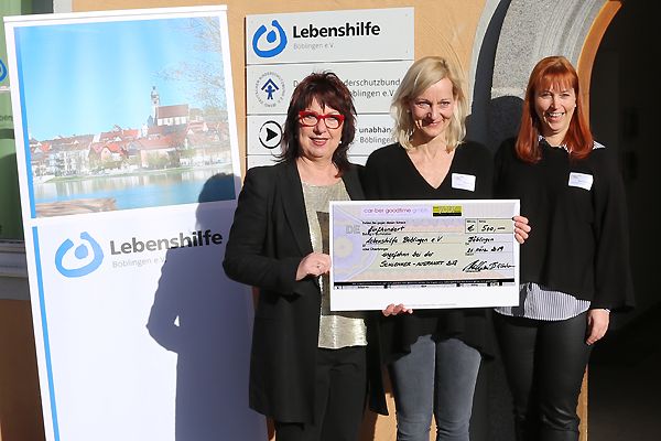 Carmen Mühleisen und Berit Erlbacher übergeben einen Spendenscheck an die Lebenshilfe Böblingen.